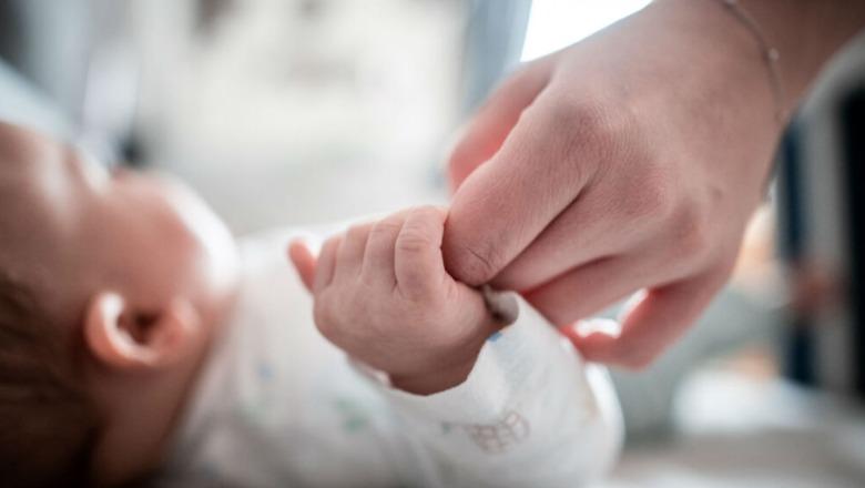 Emigracioni i të rinjve dhe kostot e jetesës ulin lindjet me 35 për qind në një dekadë